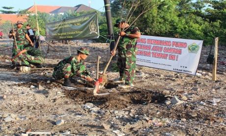 Aksi kebersihan dan penanaman pohon di jl tukad barito