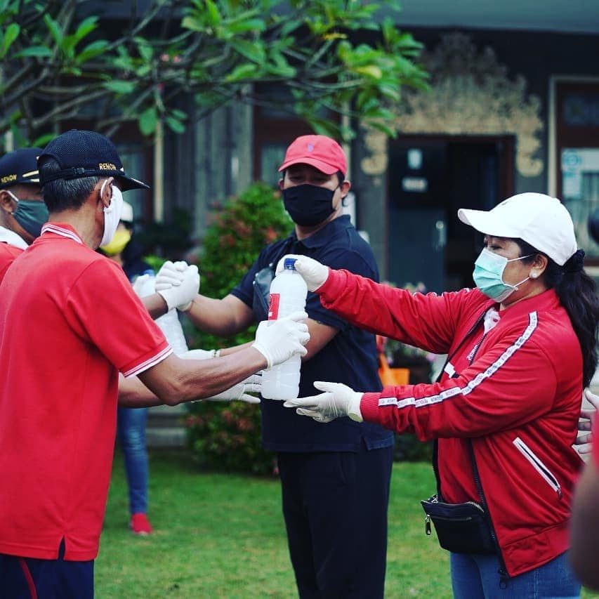 Penyemprotan, Pembagian Disinfektan, Pembagian ribuan Masker, ratusan Handsanitizer dan Jamu Kesehatan untuk Masyarakat Kelurahan Renon.