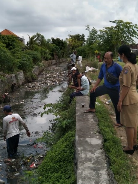 Kegiatan Penggelontoran Sungai Loloan